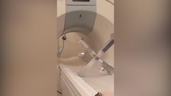 در صورت نزدیک شده اشیا فلزی به دستگاه MRI چه اتفاقی می افتد؟